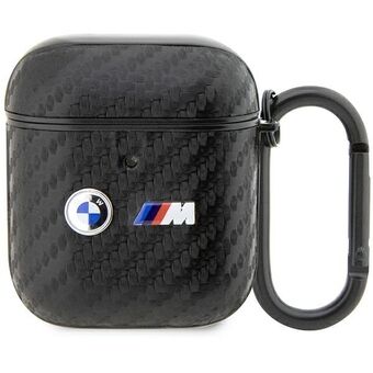 BMW BMA2WMPUCA2 AirPods 1/2 cover czarny/black Carbon Double Metal Logo kan oversættes til: 

BMW BMA2WMPUCA2 AirPods 1/2 cover sort kulstof dobbelt metallogo.