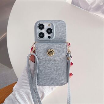 Til iPhone 15 Anti-drop PU-læderbelagt PC-etui med kamelia-dekoration, kortholder og telefoncover med skulderrem.